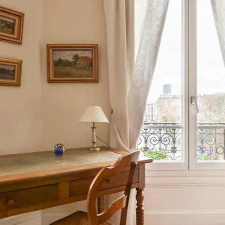 Daire Veeve - Haussmann Style In The 15th Paris